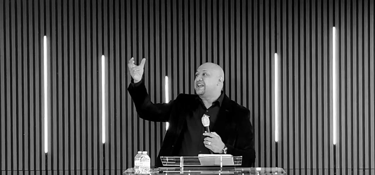 Pastor Nehemías Nava predicando en Iglesia Casa de Dios